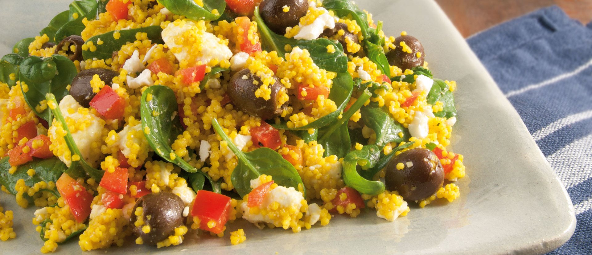 Hirsesalat mit Spinat, Oliven und Feta