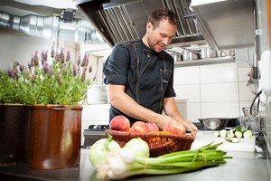 Koch Bastian Wenzel in seiner Küche