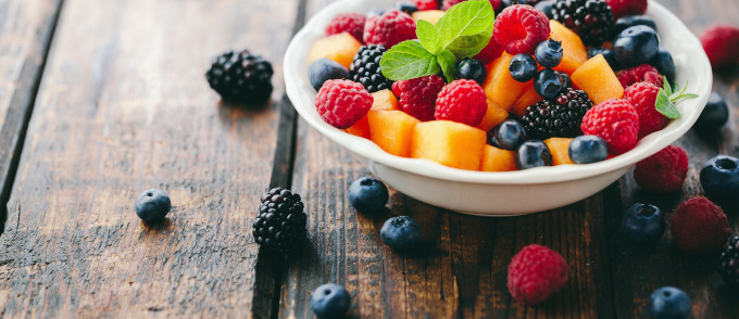 Verschiedene Früchte wie Himbeeren, Heidelbeeren, Brombeeren in Schale.