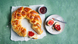 Ein Hefekranz mit Marmelade