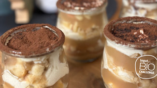 Ein Glas befüllt mit der Nachspeise Apfel Tiramisu aus der tegut tastegut Bio Challenge
