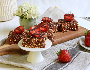 Gepoppte Quinoa-Bites mit Erdbeeren