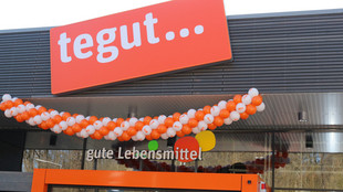 Luftballons über dem Eingang von der Wiedereröffnung in Kassel-Marbachshöhe