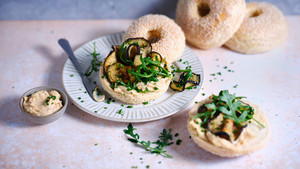 Sesam Bagles mit Aubergine und Hummus 