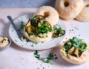 Sesam-Bagels mit Auberginen und Hummus