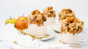 Ein Glas befüllt mit der Nachspeise Bratapfel crumble mit veganer Quarkalternative aus der tegut tastegut Bio Challenge