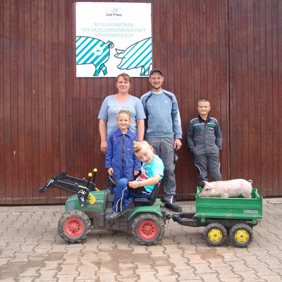 Landwirt Daniel Euler mit seiner Familie