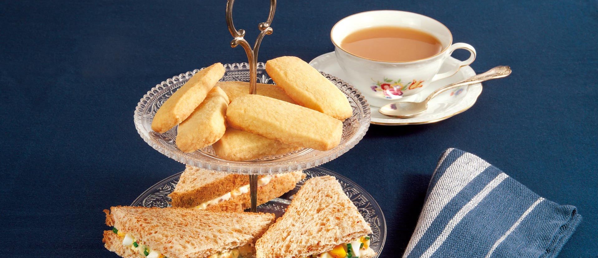 Five o clock Tee mit Shortbread und Sandwiches