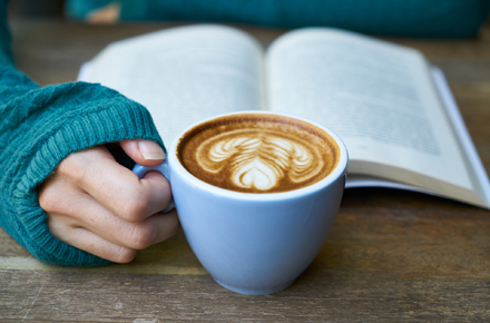 Buch und Kaffee