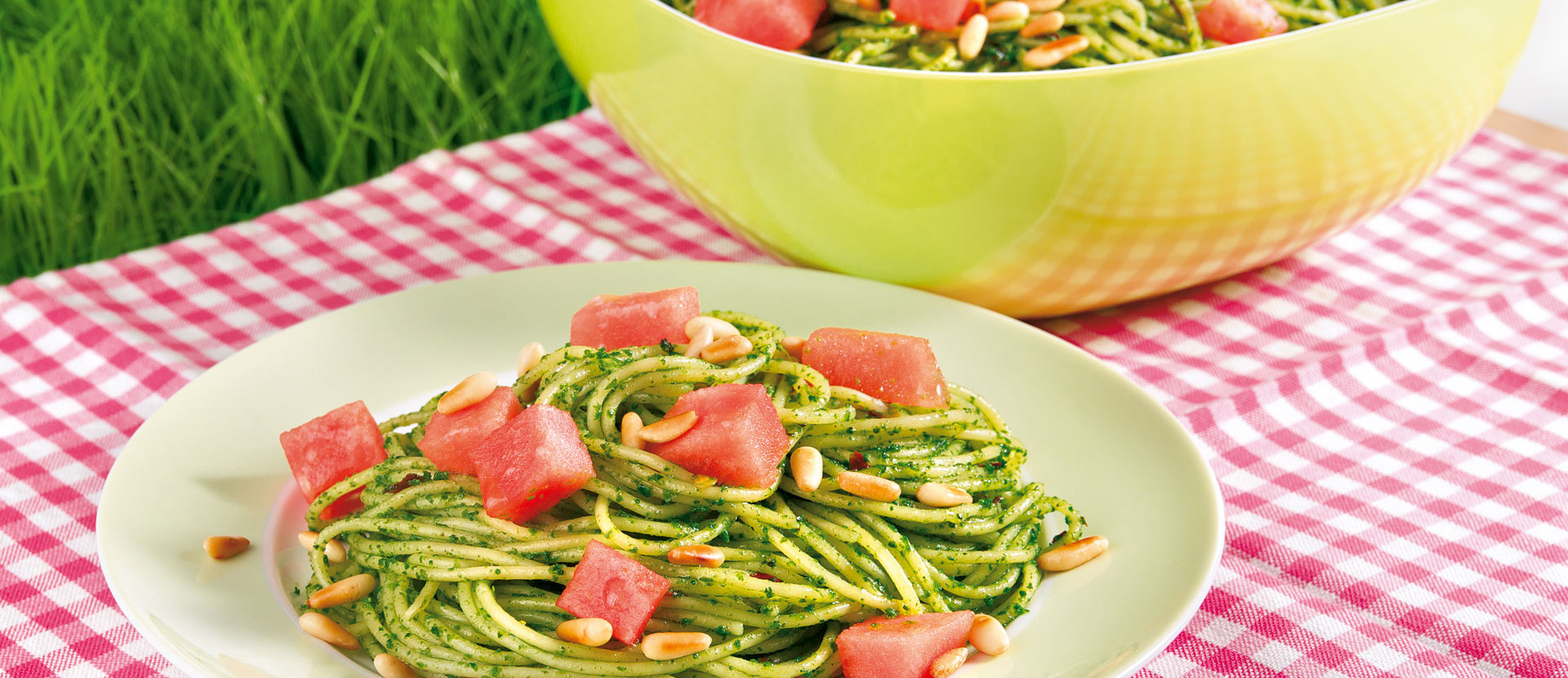 Pesto Spaghettisalat mit Wassermelone