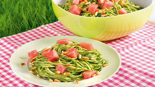 Pesto Spaghettisalat mit Wassermelone