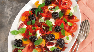 Tomatensalat Mozzarella Brombeerdressing 