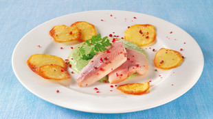 Räucherforelle auf Kräutercreme mit Kartoffelchips