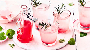 Rhabarbersirup und Rhabarberschorle