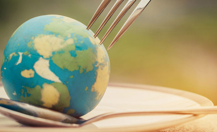 Nachhaltige Ernährung: Ein Symbolbild mit Weltkugel sowie Gabel und Löffel.