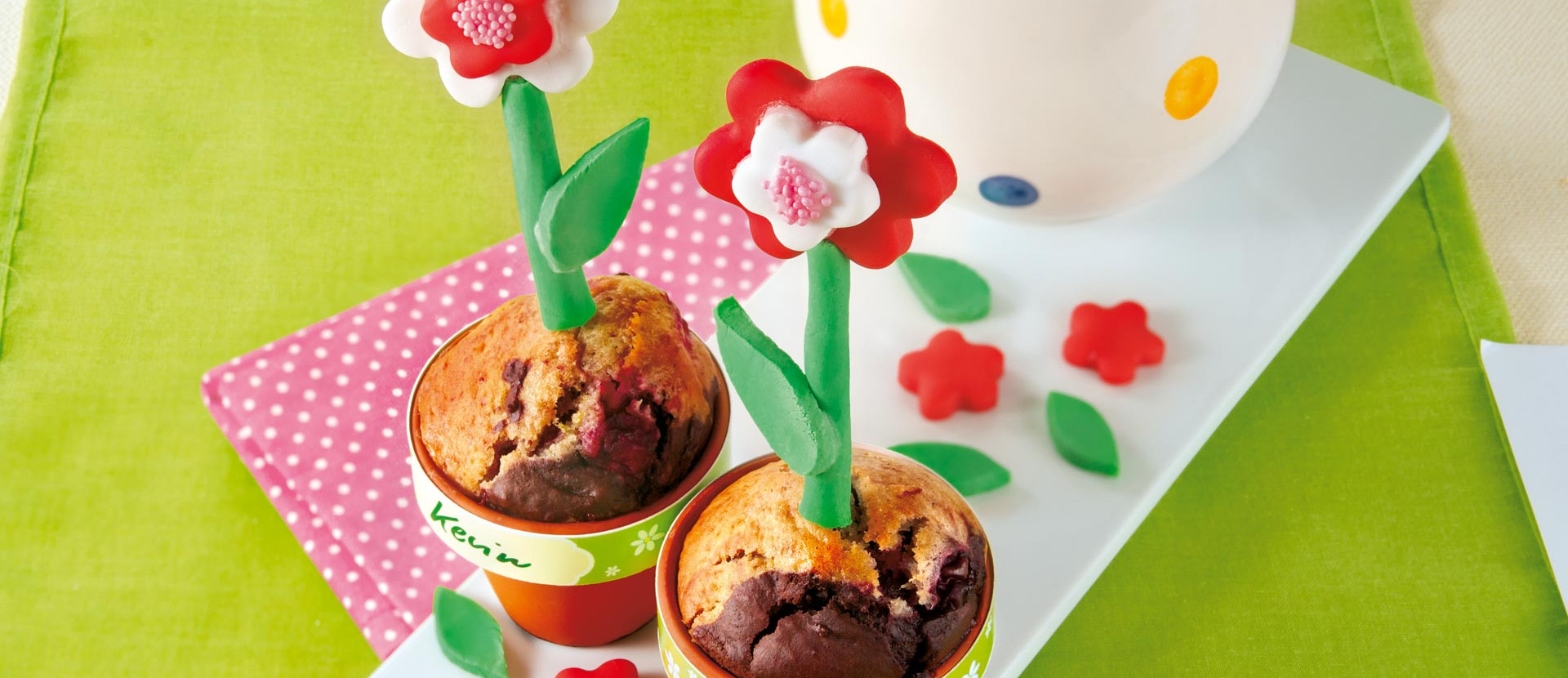 Muffins mit Kirschen in Blumentöpfen