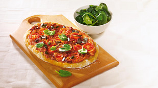 Fladen mit Räuchertofu, Tomaten und Spinat