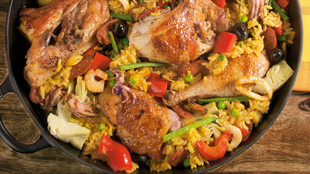 Paella mixta mit Paprika und gruenen Bohnen 