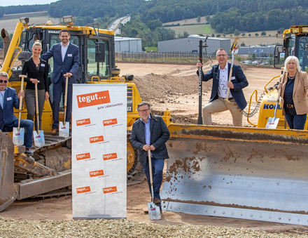 tegut Mitarbeiter, Vertreter der Stadt Hünfeld und Vertreter der Baufirmen beim Spatenstich des neuen Logistikzentrum in Hünfeld