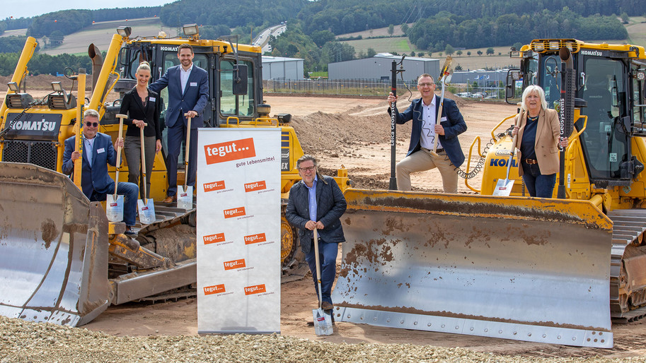 tegut Mitarbeiter, Vertreter der Stadt Hünfeld und Vertreter der Baufirmen beim Spatenstich des neuen Logistikzentrum in Hünfeld