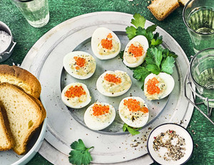 Gefüllte Eier mit Kaviar und Remoulade