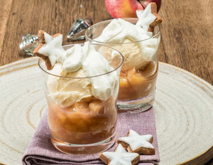 Apfel-Vanilleeis-Dessert mit Zimtsternen