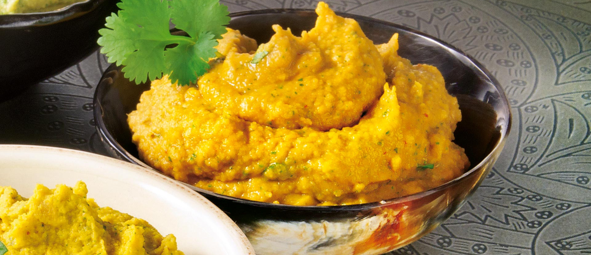 Koriander-Hummus mit Harissa