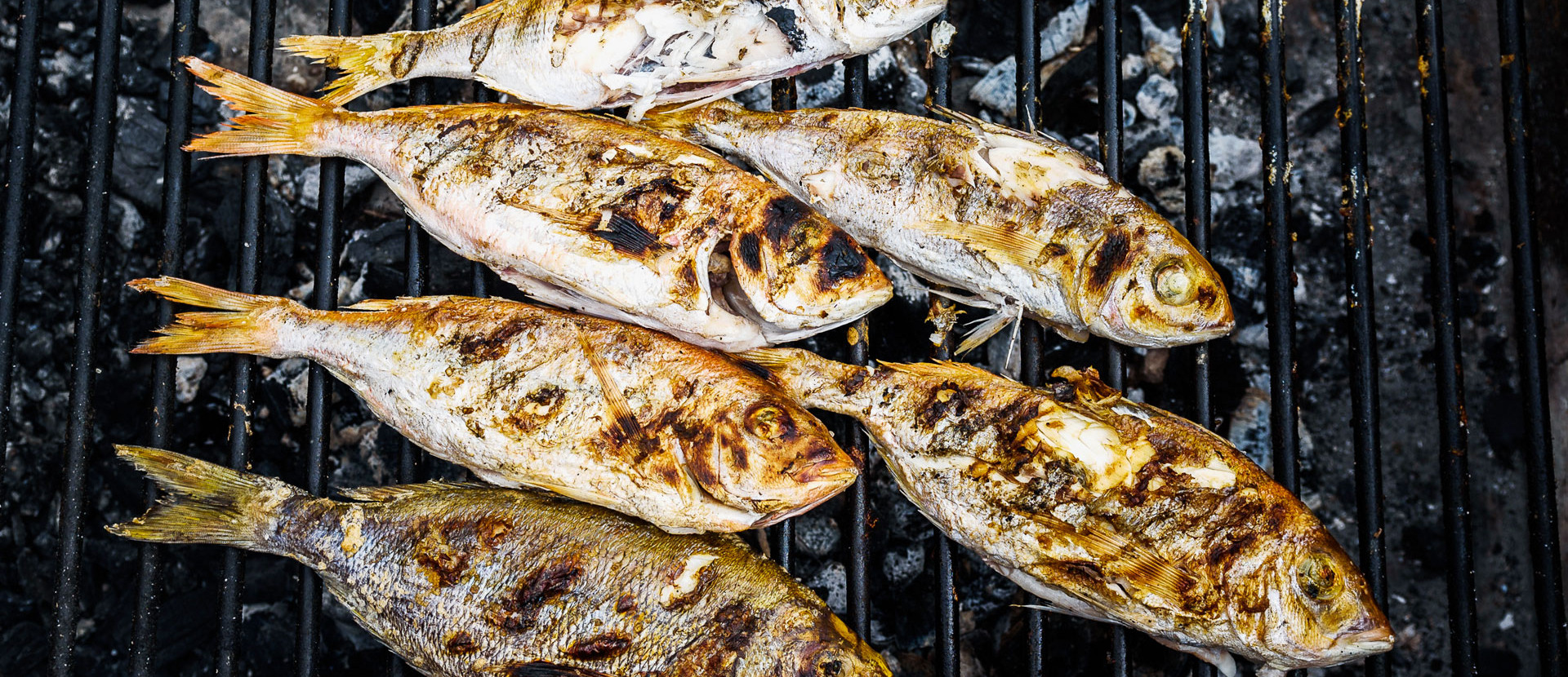 Fische auf einem Grillrost
