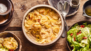 veganes Kartoffelgratin serviert auf einem Teller