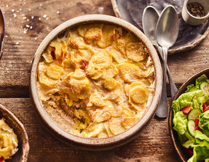 Veganes Kartoffelgratin mit Cashew-Creme und Frühlingssalat