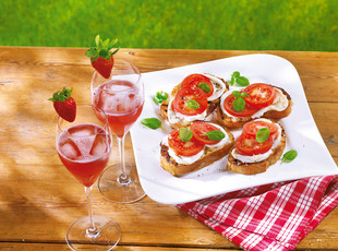 Pink Prosseco mit Erdbeere und Roestbrot