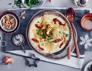 Festlich servierte Raviolis mit einer Nussfüllung
