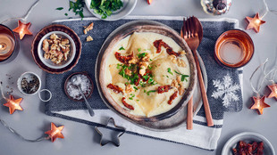Festlich servierte Raviolis mit einer Nussfüllung