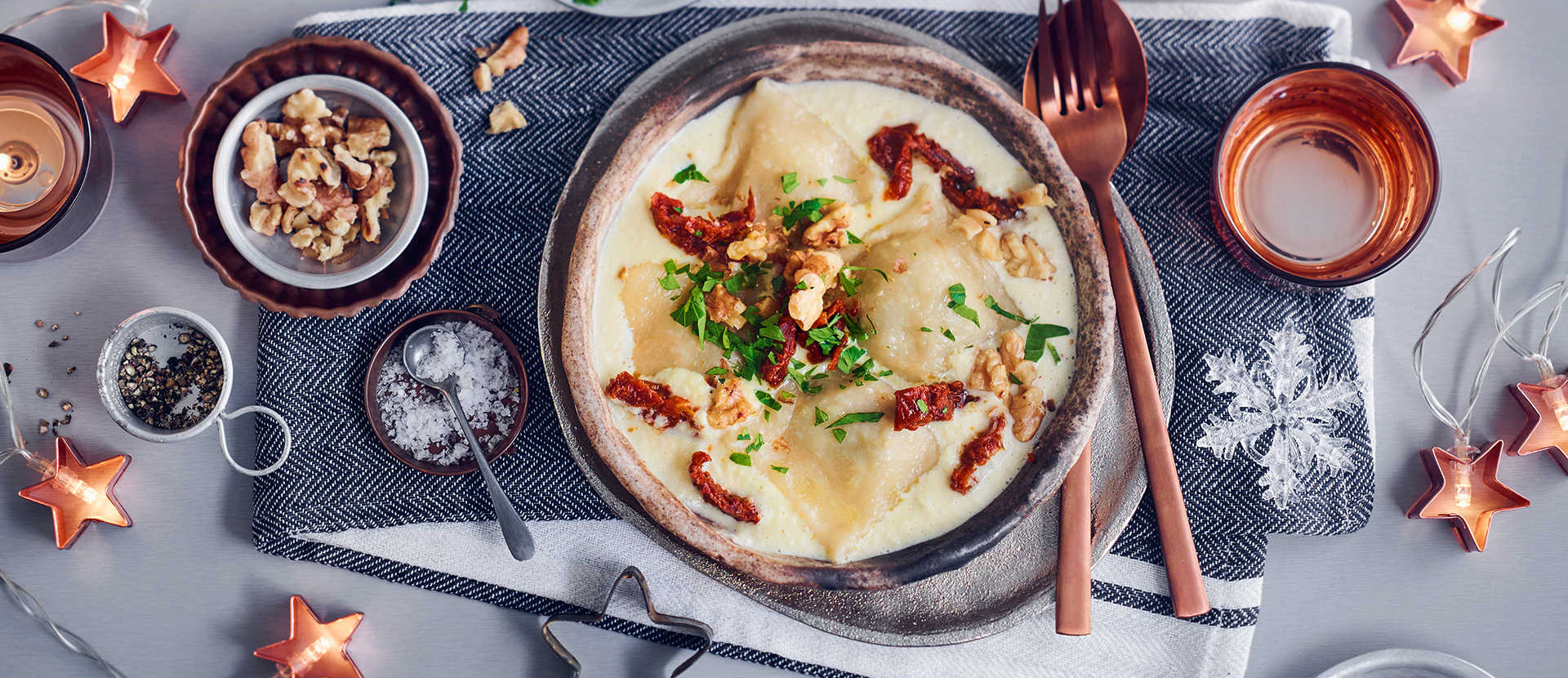 Festlich servierte Raviolis mit einer Nussfüllung