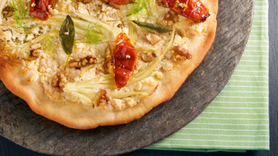 Fenchelpizza mit Walnuessen 