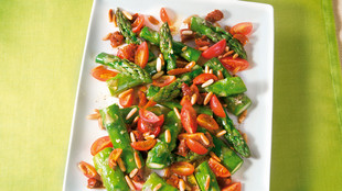Gruener Spargel mit Tomaten und Pinienkernen