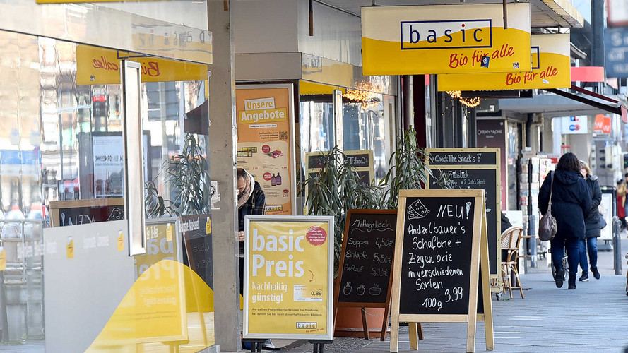 Fußgängerzone mit der Bio-Supermarktkette basic