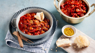 Currywurst Topf serviert mit Brot 