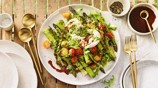 Spargel Burrata Salat serviert auf einem Teller