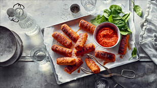 Cevapcici auf einem Blech