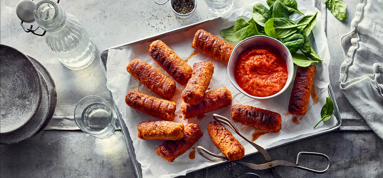 Cevapcici auf einem Blech