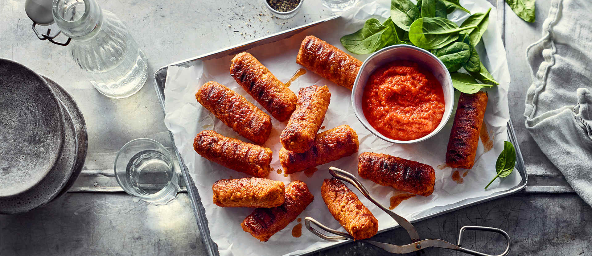 Cevapcici auf einem Blech
