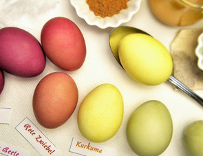 mit Lebensmittel gefärbte Eier