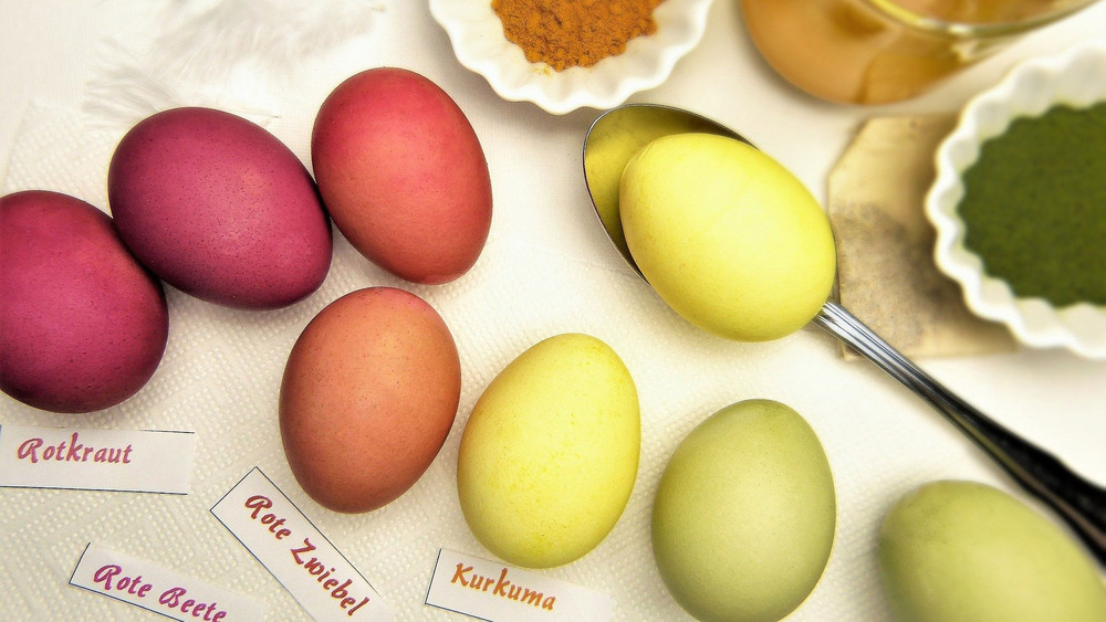 mit Lebensmittel gefärbte Eier