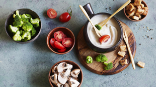 Cremiges Blumenkohlfondue mit Gemüse