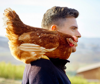 Fabian Haede mit Huhn auf Schulter