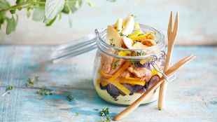 Geflügelsalat mit Curry und Ei