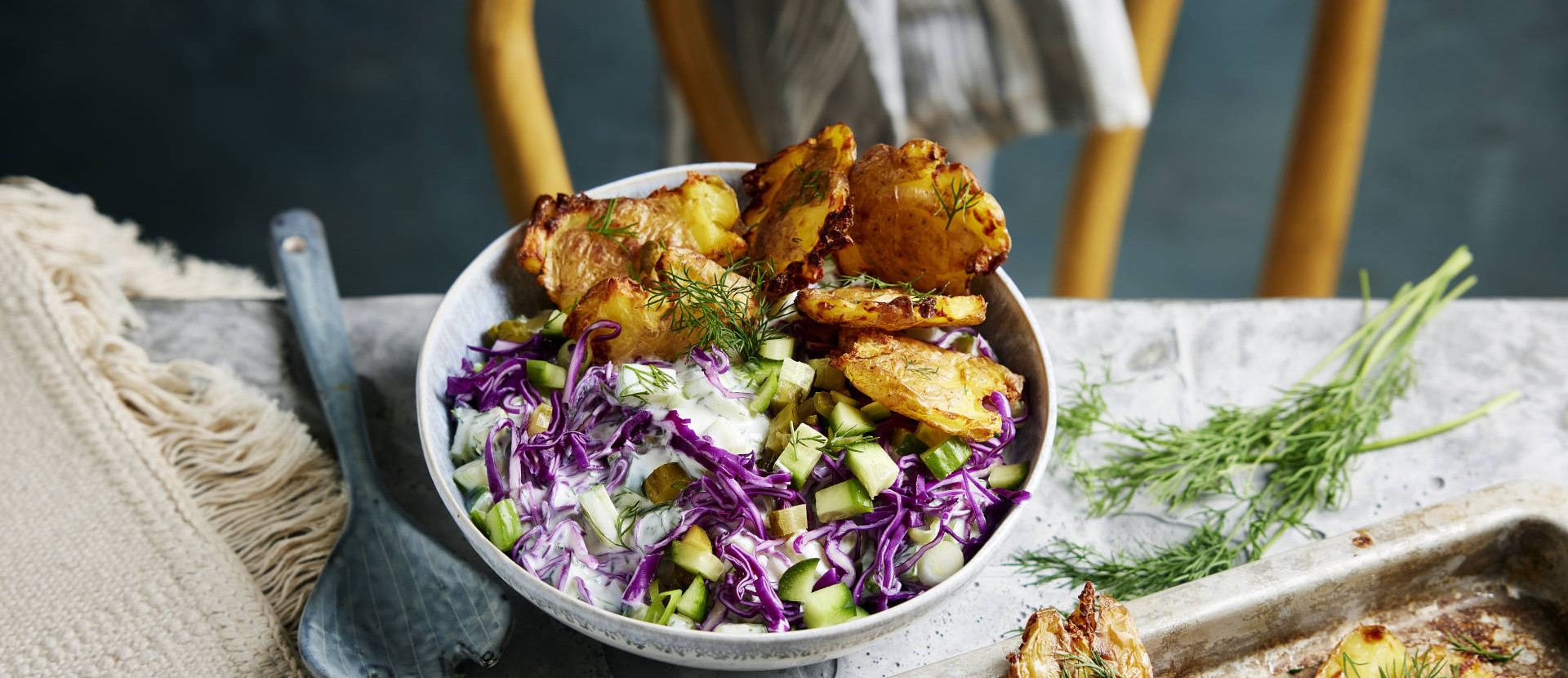 Gequetschter Kartoffelsalat mit Rotkohl und Gurke