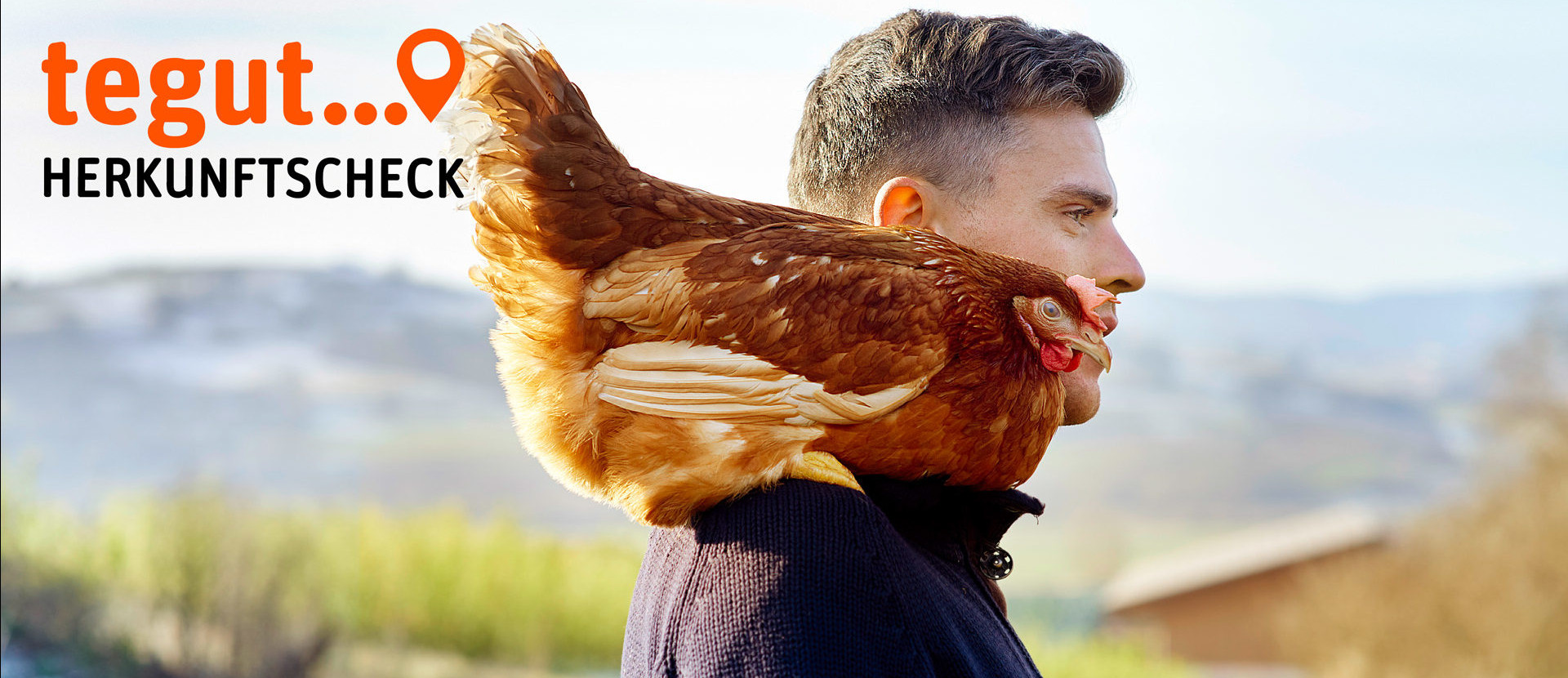 Mann mit Huhn auf Schulter