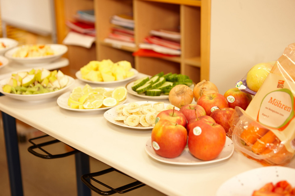 Tisch mit Obst und Gemüse